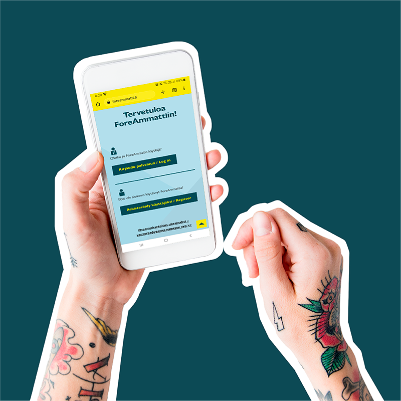 Tatuoiduissa käsissä on valkoinen älypuhelin, jonka näytöllä on foreammatti.fi-sivun näkymä. Ruudulla lukee Tervetuloa ForeAmmattiin! ja ohjataan palveluun kirjautumisessa.