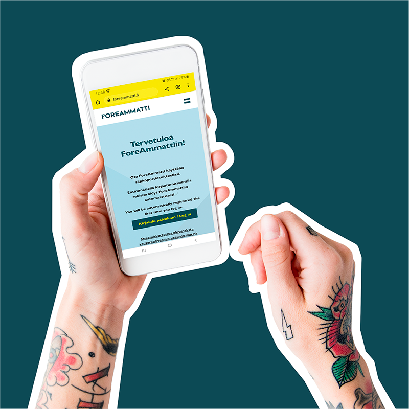 Tatuoiduissa käsissä on valkoinen älypuhelin, jonka näytöllä on foreammatti.fi-etusivu. Ruudulla lukee Tervetuloa ForeAmmattiin! ja ohjataan painikkeen avulla kirjautumaan palveluun.