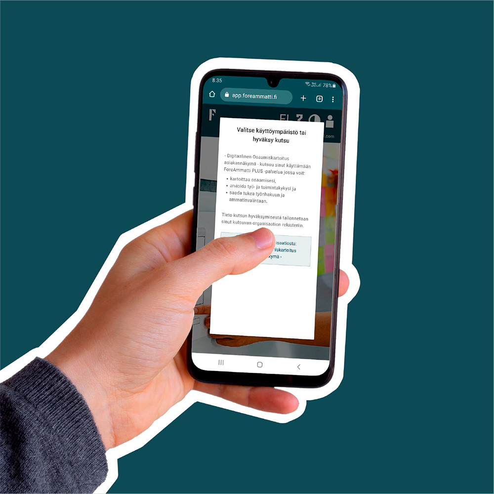 Vasen käsi pitelee älypuhelinta, jonka ruudulla näkyy onnistuneen kirjautumisen jälkeen ForeAmmatissa kutsun hyväksymisen ponnahdusikkuna. Vasemman käden peukalo on hyväksymässä kutsun klikkaamalla sitä.