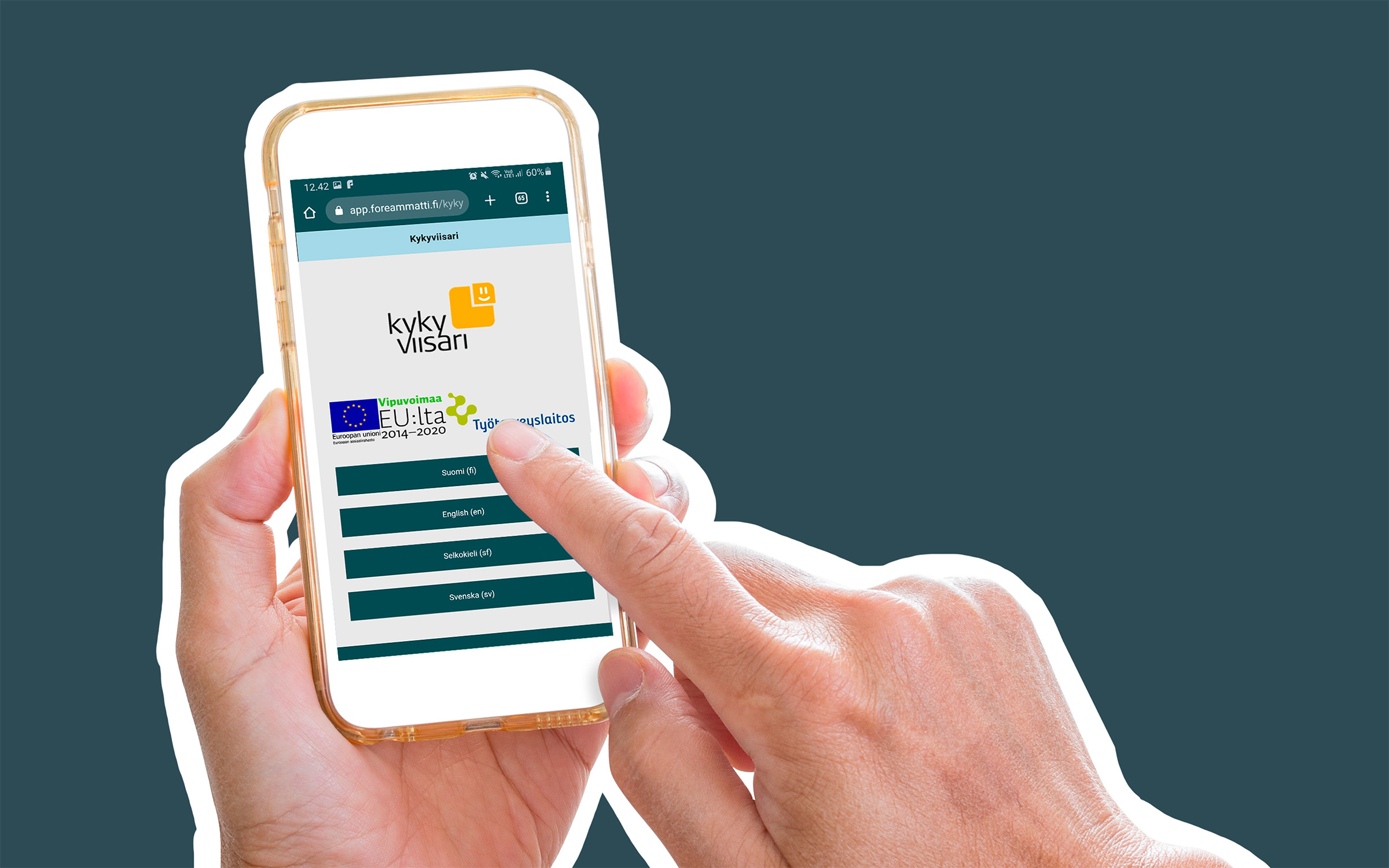Vasen käsi pitelee älypuhelinta, jonka ruudulla näkyy ForeAmmatin Kykyviisari palvelun aloitusnäkymä. Oikean käden etusormi on painamassa ruudulta suomen kielivalintaa. Käsien ja puhelimen tausta on tasainen tummanvihreä.